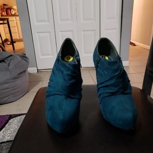 Size 9  Guess shoes stilettos